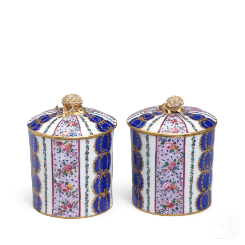 A pair of Sèvres pomade pots and covers (pot à pommade et couvercle), circa 1765 - 图4